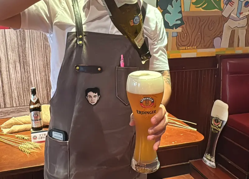 ▲百年德國啤酒品牌艾丁格，特別分享道地的德國啤酒喝法，一秒口感豪華升級。（圖／記者鍾怡婷攝）