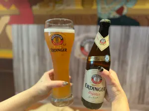 ▲品飲的過程中若是啤酒泡沫消失，可以按照德國傳統喝法，敲擊杯子底部，。（圖／記者鍾怡婷攝）