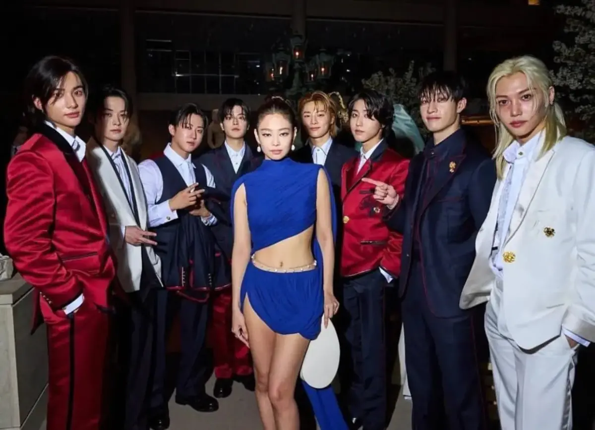▲韓團StrayKids與Blackpink Jennie日前出席時尚盛宴Met Gala。現場攝影師閒話StrayKids是機器人影片流出，引發討論。（圖／翻攝Dcard）
