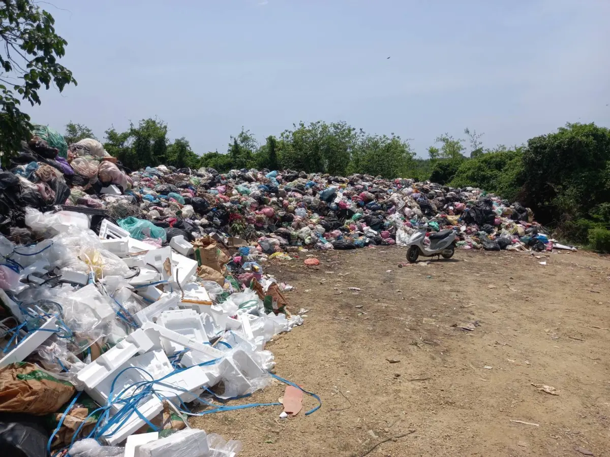 ▲琉球鄉在5月7日的第9次招標作業仍然流標，島上累積了約500噸的垃圾，周春米表示，必要時縣府進場清運。（圖／屏東縣府提供）