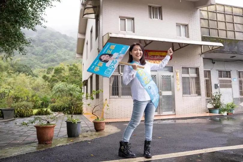 ▲國民黨立委徐巧芯也曾到賴清德萬里老家合照。（圖／翻攝自林智群臉書）