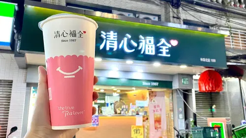 ▲母親節手搖飲料優惠喝起來！清心福全高雄限店，全台最好喝推薦清單「優多綠茶買一送一」連喝4天；星巴克本週末也再加碼六日兩天都「買一送一」，咖啡、手搖飲料半價一次整理。（圖／記者蕭涵云攝）