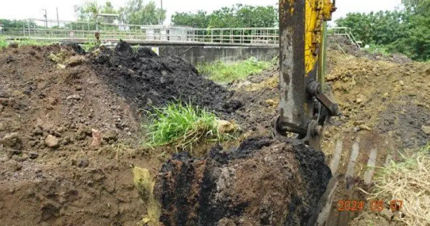 ▲台南地檢署指揮廉政、環警等單位前往嘉義縣義竹鄉、彰化縣二林鎮國營大型養豬場等20處執行搜索，並進行開挖作業，發現確有回填堆置養豬廢水處理流程產出之廢污泥、營建廢棄物及棄置斃死豬之情事。（圖／翻攝畫面）