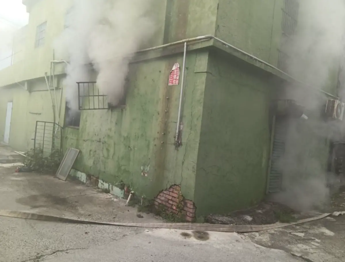 ▲高雄林園區北汕路一處兄弟同住的2層樓民宅，連續發生2起火警，稍早弟弟救出後明顯死亡。（圖／翻攝畫面）