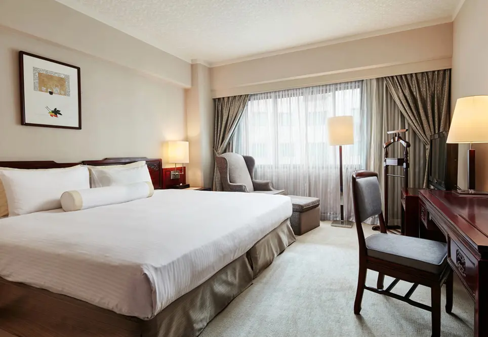 ▲7月底前持華航登機證入住台北福華，可免費升等至價值1萬7,000元的尊爵套房，每日適用之尊爵套房房間數有限、贈完為止，將視當日房況為準。（圖／台北福華提供）