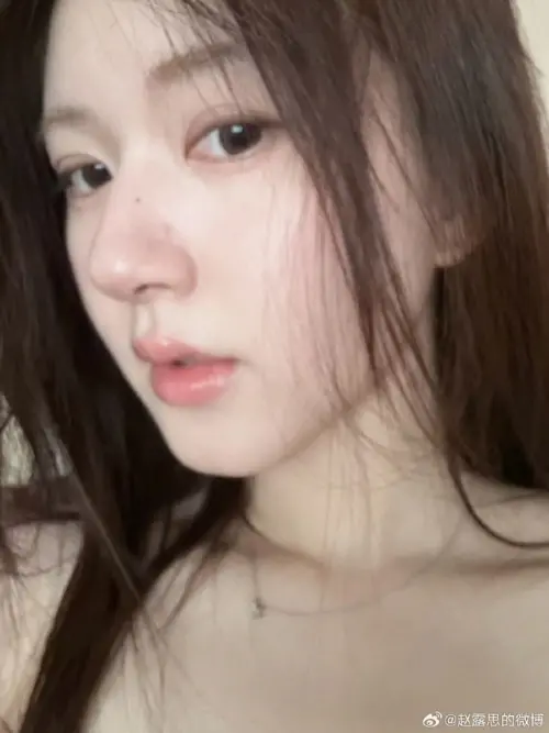 ▲趙露思最近在微博上發布了一系列的日常照片,其中出現一張超真實素顏自拍照,肌膚狀況直接一覽無遺。(圖/趙露思微博) ▲趙露思最近在微博上發布了一系列的日常照片,其中出現一張超真實素顏自拍照,肌膚狀況直接一覽無遺。(圖/趙露思微博)