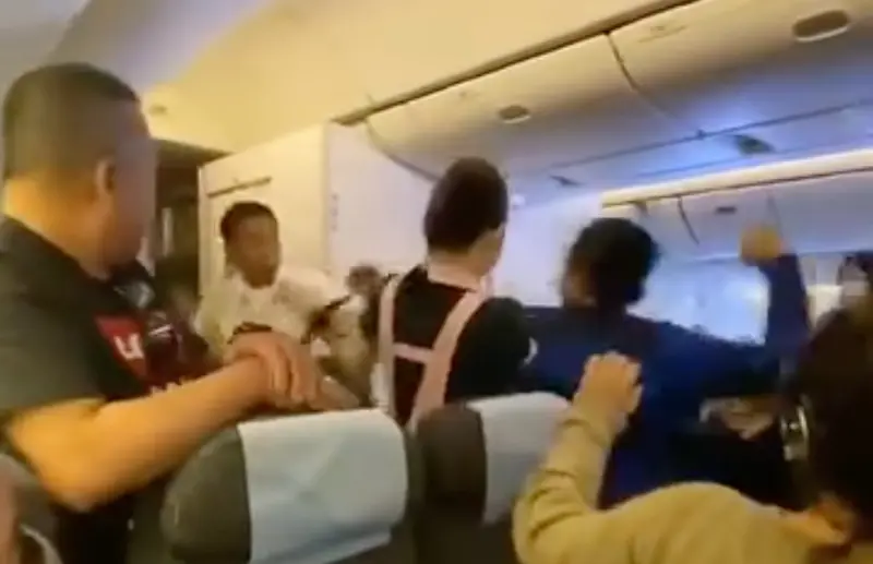 長榮「英勇空姐」阻外籍乘客互毆登外媒！CNN讚：機警化解衝突