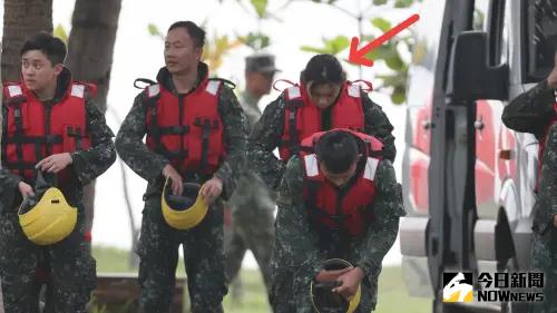 ▲其中三名身材嬌小的女兵，同樣參與了海上跳傘訓練。（圖／記者莊全成攝，2024.05.09）