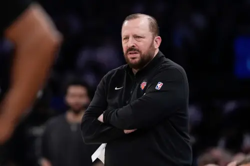 ▲紐約尼克總教練Tom Thibodeau以操主力球員聞名，被選為本季球員最不想被他執教的主帥。（圖／美聯社／達志影像）