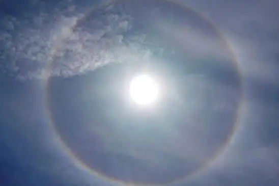 ▲日暈現象為一圈彩虹色的光圈圍繞著太陽。（示意圖／翻攝自台南市政府）