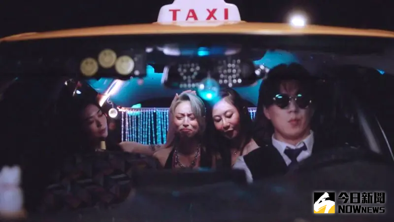 ▲蕭煌奇（右一）在新歌〈沒事的〉MV當中「無照駕駛」，後座載著3名辣妹；他透露拍攝時還遇上警察盤查，所幸有驚無險。（圖／記者嚴俊強攝影）