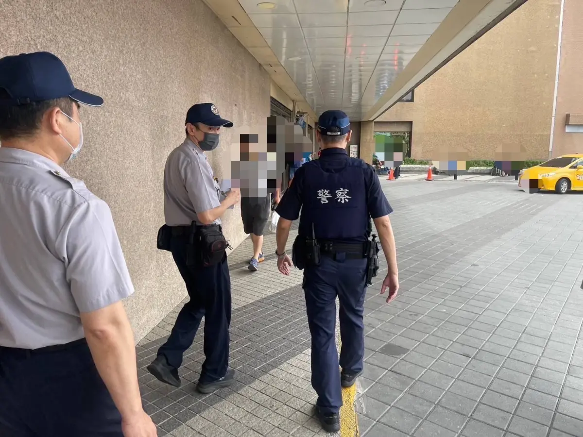 ▲轄區十全所、偵查隊等警力偕同醫院警衛人員，針對院內各個區域全面仔細搜查，目前未發現任何不明物品。（圖／記者郭凱杰翻攝）