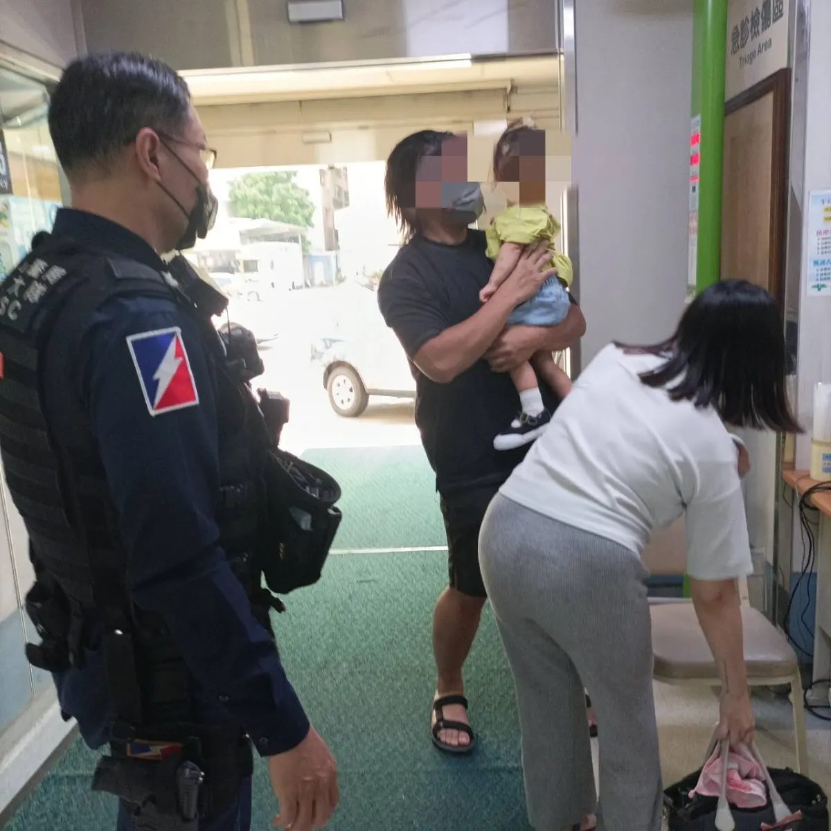 ▲員警見該名女童後腦勺有創傷血跡，情況危及，立即通報勤務指揮中心，一路護送至最近的阮綜合醫院急診室就醫。（圖／保安警察大隊提供）