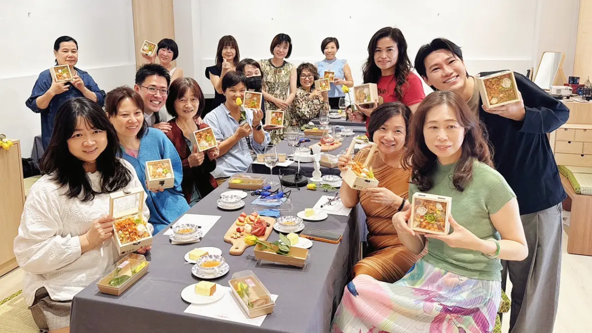 ▲「愛你久久久-時光花與茶五感體驗秀」活動現場親手製作永生花表達對母親的感恩。（圖／記者陳美嘉翻攝）