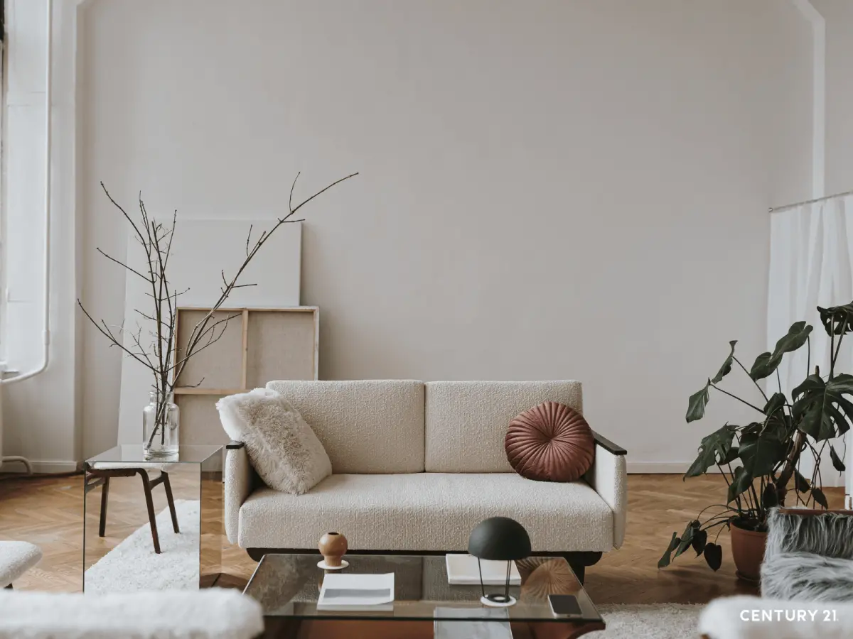 ▲初夏家居轉換指南，4個小改變讓家裡自然涼，家具建議優先考慮金屬、玻璃、竹、藤等材質，可減少悶熱感。（圖／21世紀不動產提供）