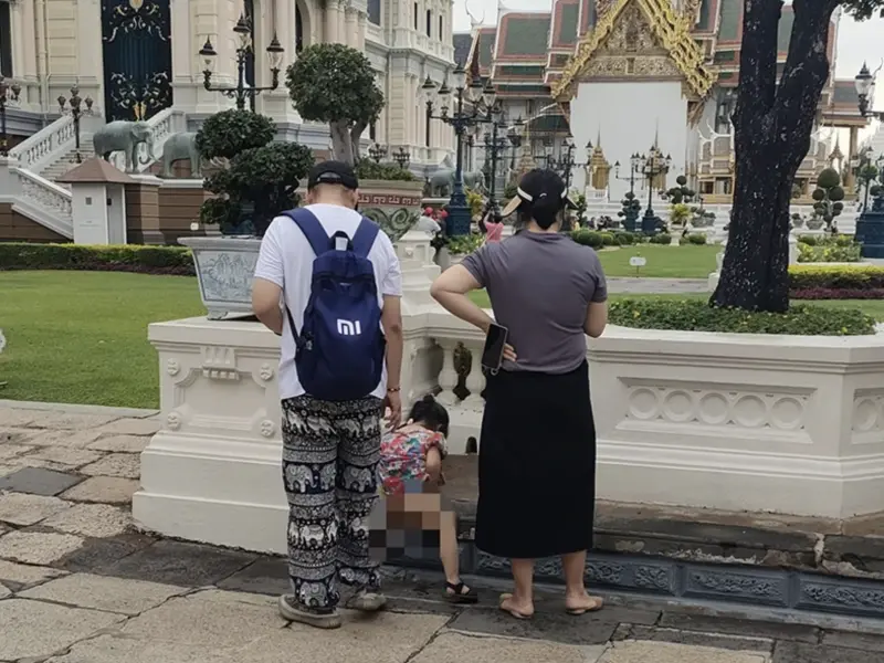 ▲外國遊客放任小孩在曼谷玉佛寺裡隨地尿尿。（圖／翻攝自mgronline）