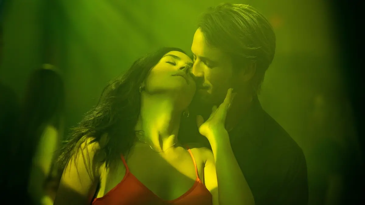 ▲《捍衛戰士》「劊子手」格蘭鮑威爾（右）在新片《當殺手戀愛時》中化身殺手，激戰遭家暴女星安卓亞霍娜。（圖／車庫）