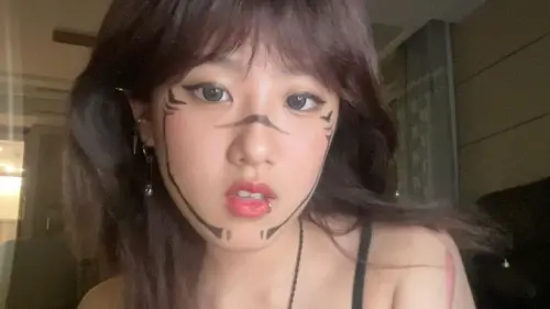 梧桐妹拔掉美瞳曬新造型!清純臉蛋配黑框眼鏡 粉絲笑虧:你誰啊