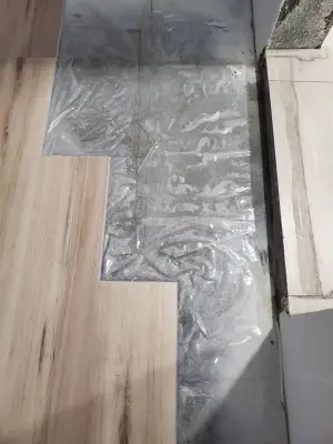 ▲掀開木地板,驚見裡面都是水。(圖/住保會提供) ▲掀開木地板,驚見裡面都是水。(圖/住保會提供)