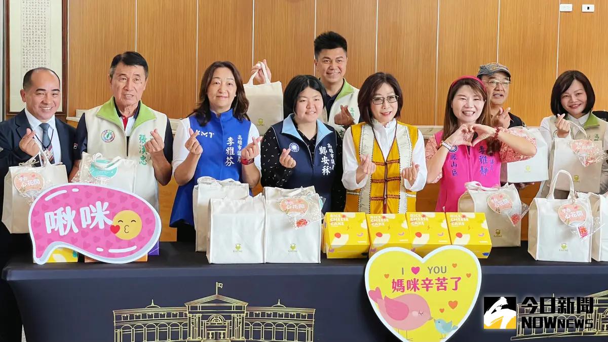 ▲高雄市議會議長康裕成在市政總質詢第一天舉辦甜蜜快閃，贈送米蛋糕給每位議員，並向生三胎以上的多力媽媽(爸爸)致敬。（圖／記者陳美嘉攝，2024.05.09）