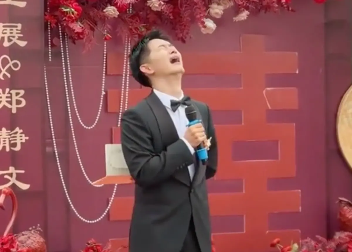 ▲大陸一名新郎傳訊邀請過世外婆化成蝴蝶來參加婚禮，沒想到當天真的出現一隻蝴蝶停在他胸口，讓他崩潰大哭。（圖/Tik Tok）