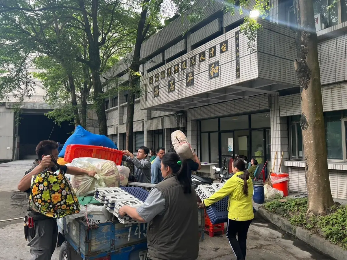▲台泥和平廠緊急將舊辦公室改建成臨時安置所，首批11位和仁村民已順利入住，所有隨身家當由台泥DAKA團隊協助長者們搬運。（圖／台泥提供）
