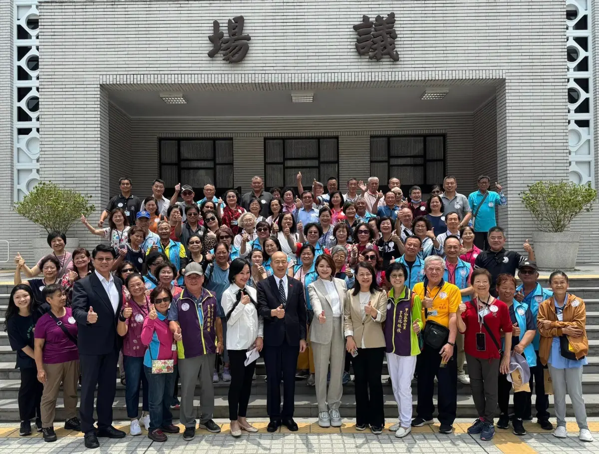 ▲韓國瑜人氣超高，有人大喊「韓院長我愛你」，韓國瑜則風趣回應說，「我結婚了！」。（圖／柯志恩臉書）