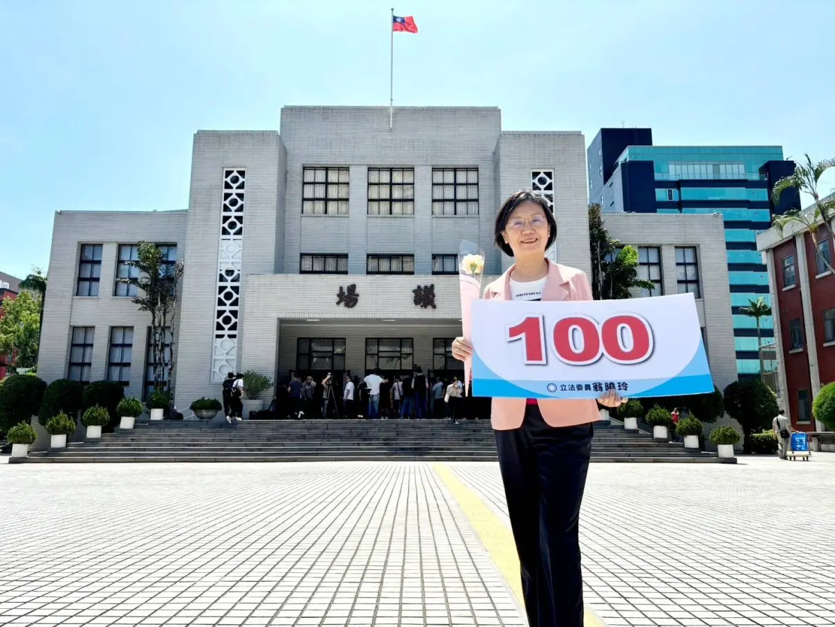 ▲翁曉玲感謝韓國瑜送康乃馨。（圖／翻攝翁曉玲臉書）