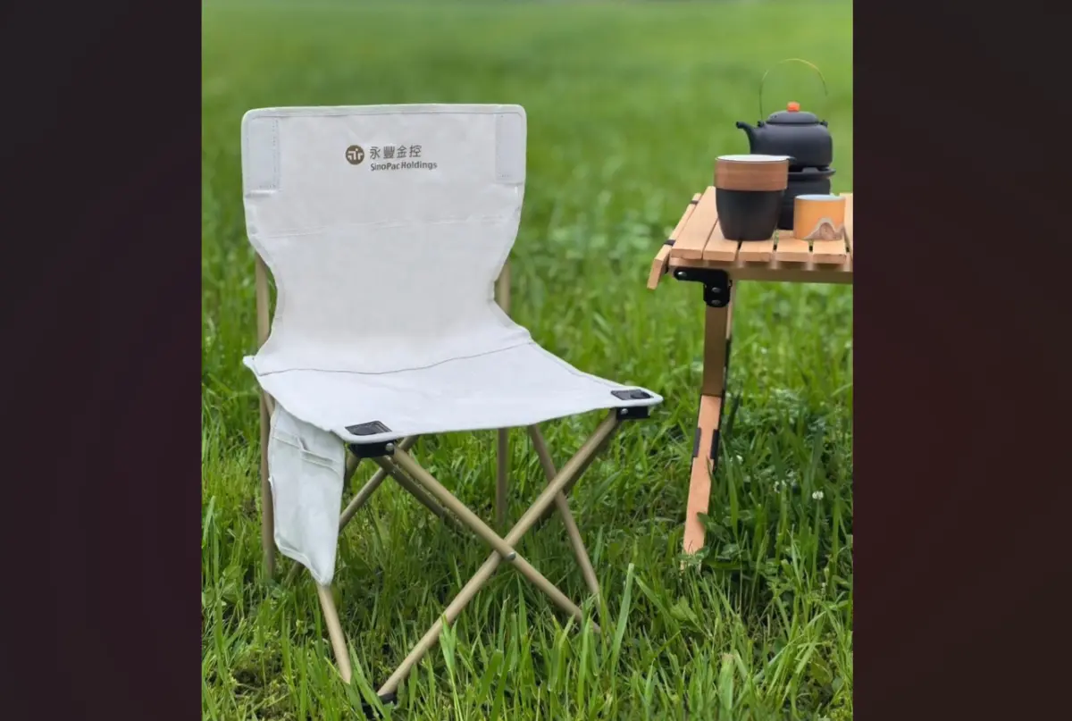 ▲金融股股東會紀念品陸續開放領取，今年更吹起野餐、露營風，其中永豐金今年要送股東們「豐收椅」，也已開放領取了。（圖／永豐金提供）
