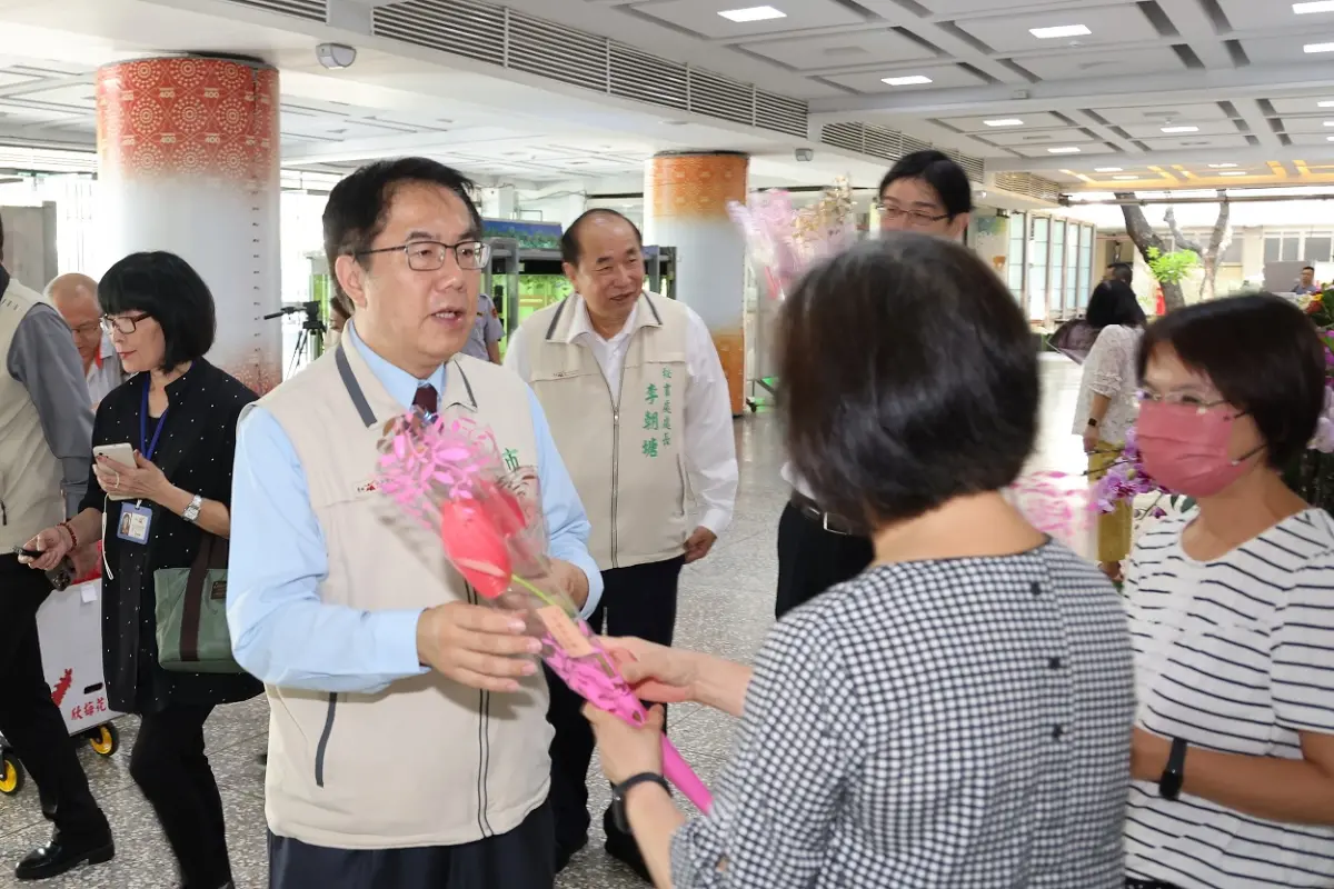 ▲黃偉哲今天以行動表示支持在地農民種植的花卉，特別在永華及民治兩地市政中心贈送象徵熱情、喜氣的火鶴花，祝福全市的母親，大家母親節快樂！（圖／台南市政府提供）