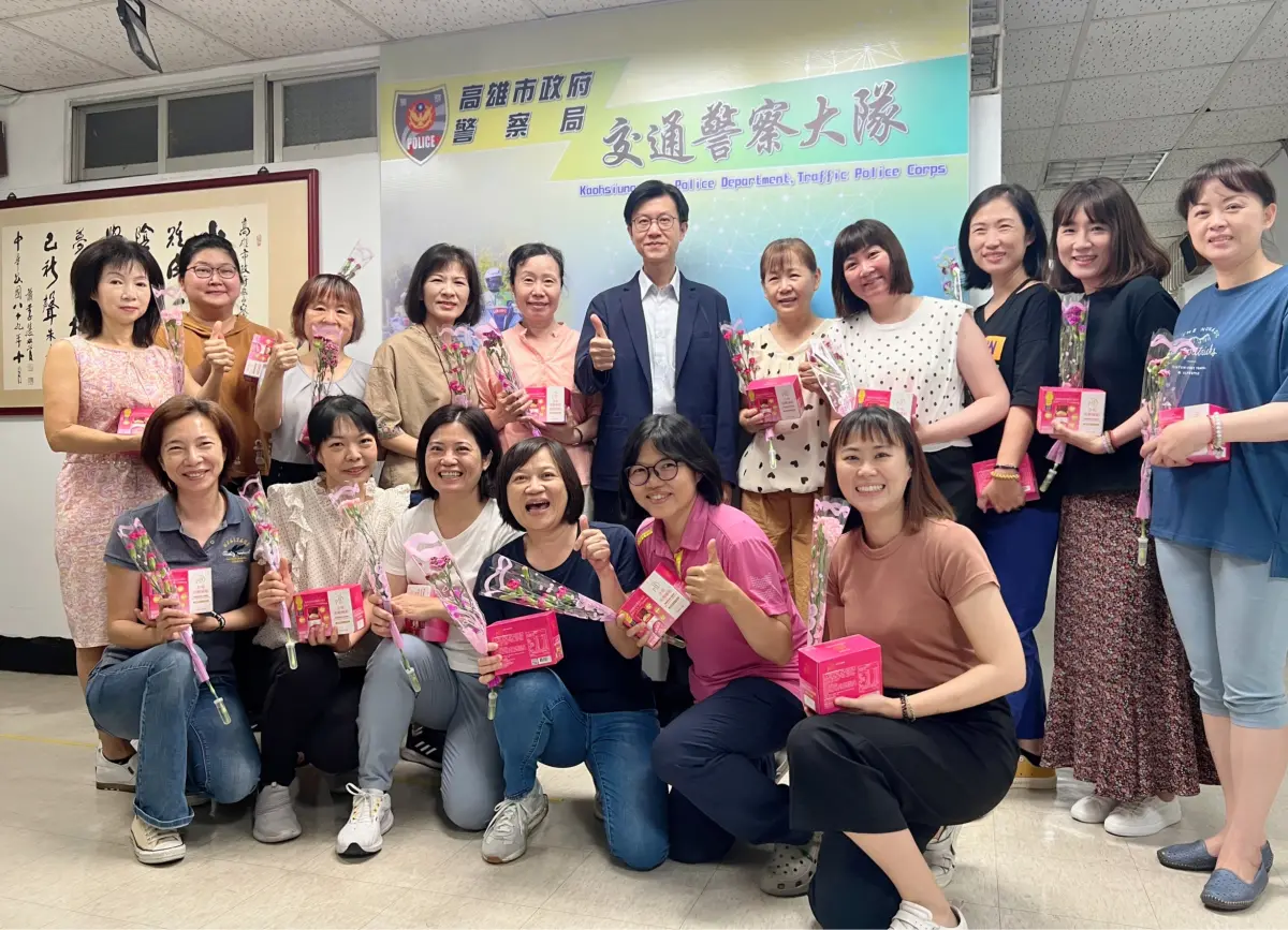 ▲高市警交通警察大隊為感謝辛勞的女性同仁們，大隊長黃元民特別提前在母親節前夕致贈禮品及康乃馨花束，表達對女性工作伙伴的祝福。（圖／高市交大提供）
