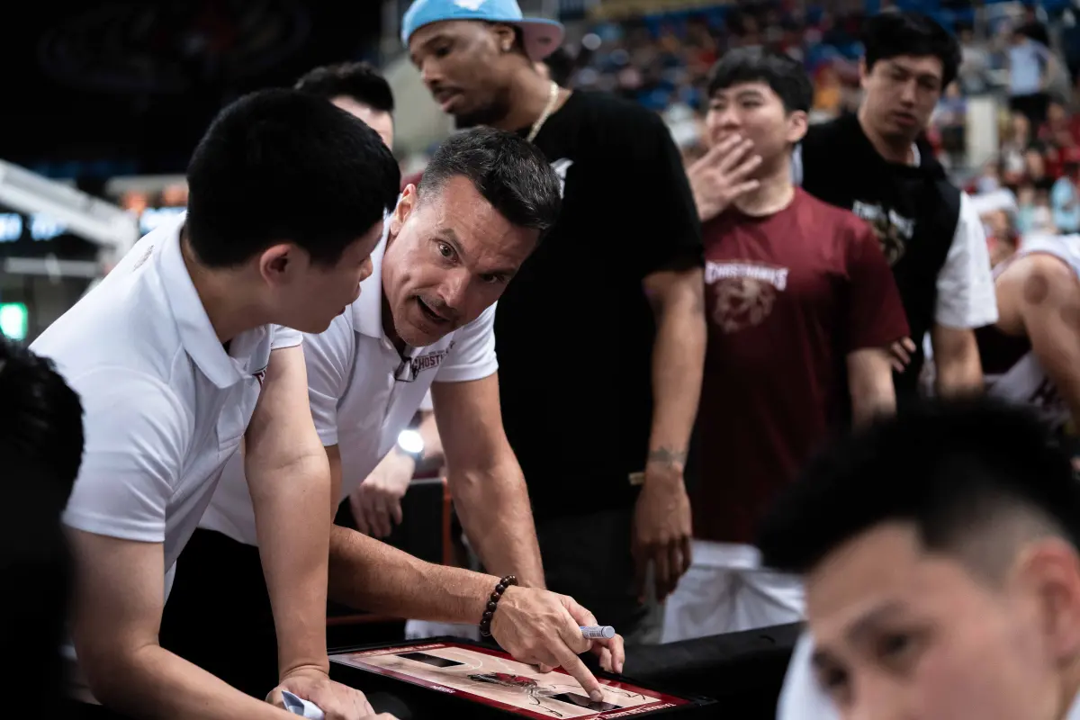 ▲臺南台鋼獵鷹今（10）日宣佈與奧地利籍總教練柯納（Raoul Korner）完成續約，他於23-24賽季後半段接掌兵符，確定走向重建。（圖／台鋼獵鷹提供）