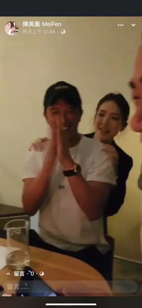 ▲許瑋甯（後）親密搭著邱澤雙肩。（圖／陳美鳳臉書）