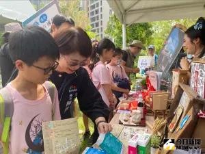 ▲響應國際博館日，文化局啟動「打造我的迷你博物館」活動，文化局長陳佳君與小朋友逛攤位，猜中藥名字，玩得不亦樂乎。（圖／記者金武鳳攝，2024.5.10)