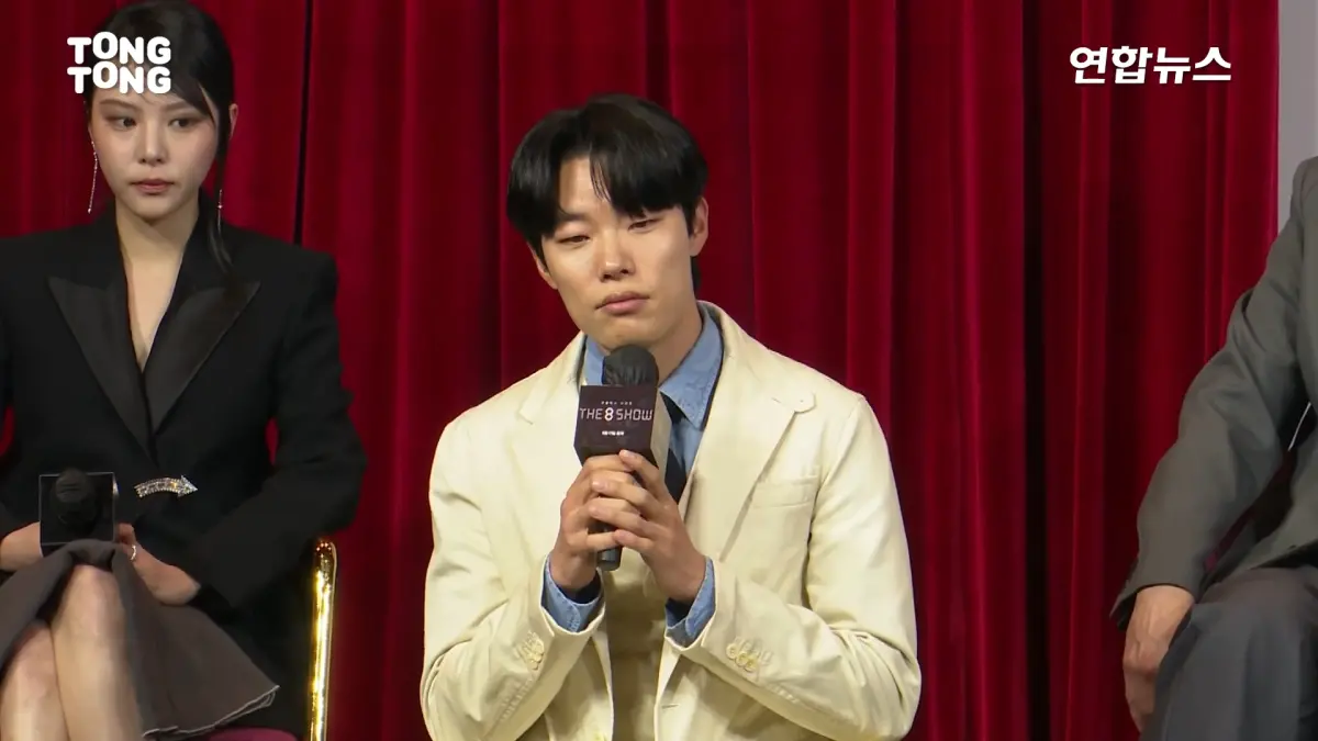 ▲柳俊烈分手韓韶禧2個月後，10日為了宣傳新戲《The 8 Show》，只好公開露面接受媒體採訪，記者抓準逼問他的機會，場面相當尷尬。（圖／翻攝통통컬처 YouTube）