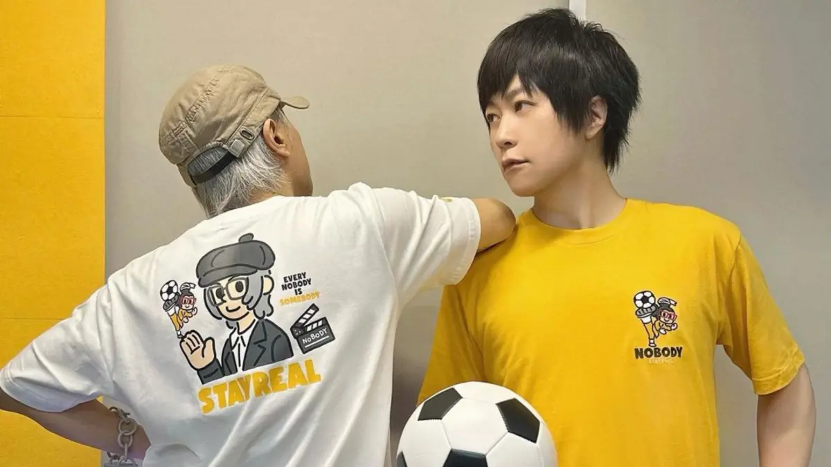 ▲周星馳（左）驚喜合體五月天阿信，推出聯名款T恤，星爺一句話：「看來我要到鳥巢才能一睹（五月天）風采」，有望成為演唱會嘉賓。（圖／周星馳Instagram）