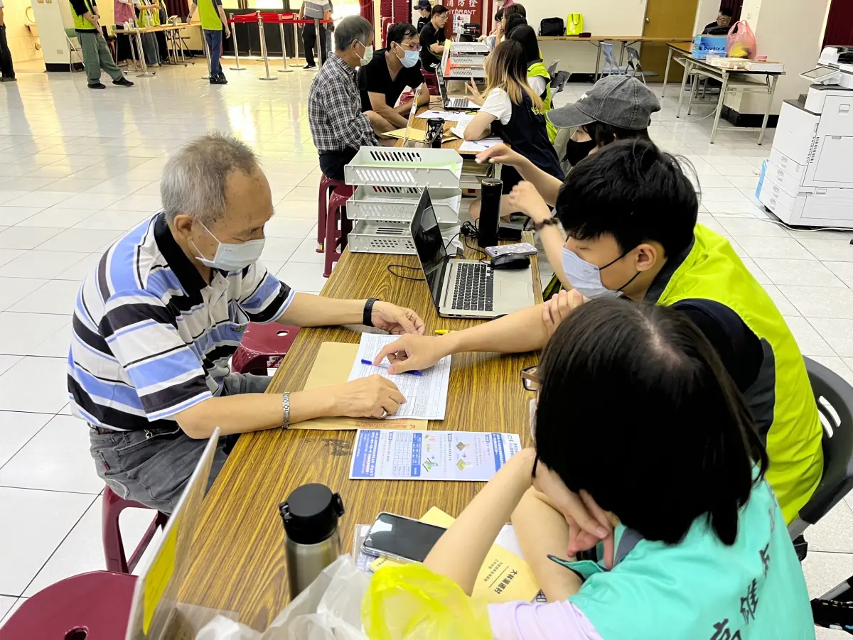 ▲針對大林蒲遷村都發局也特別對當地居逐一說明包括重建補償採最新價格、優惠利率貸款、加速搬遷獎勵金等多項補償方案。（圖／高市都發局提供）