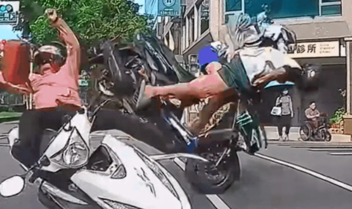 ▲本月8日上午，高雄市苓雅區發生交通車禍事故，田姓機車女騎士遭蘇姓男子騎乘機車撞擊，事故導致2名騎士、及蘇男後座女乘客被撞飛倒地。（圖／翻攝畫面）