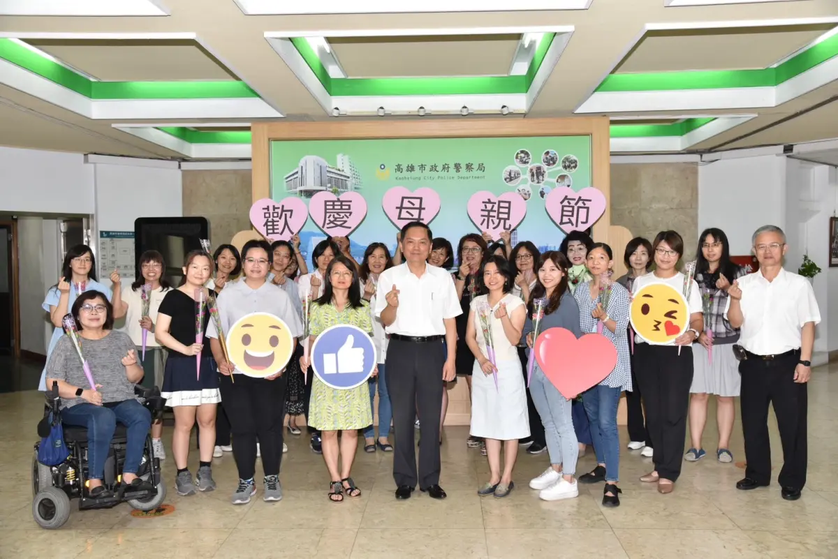 ▲高市警局今天贈花歡慶母親節活動，適逢市政總質詢局長林炎田無法到場，特別請副局長葉超鴻代表向局內女性同仁致贈康乃馨花束。（圖／高市警局提供）