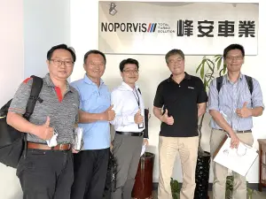 ▲產業園區管理局協助中小型傳統製造業低碳轉型，峰安車業經理林輝鴻(右2)肯定園區淨零服務團隊，讓峰安車業整廠節能率達13%，穩接歐美客戶之訂單。(圖／產業園區管理局提供)