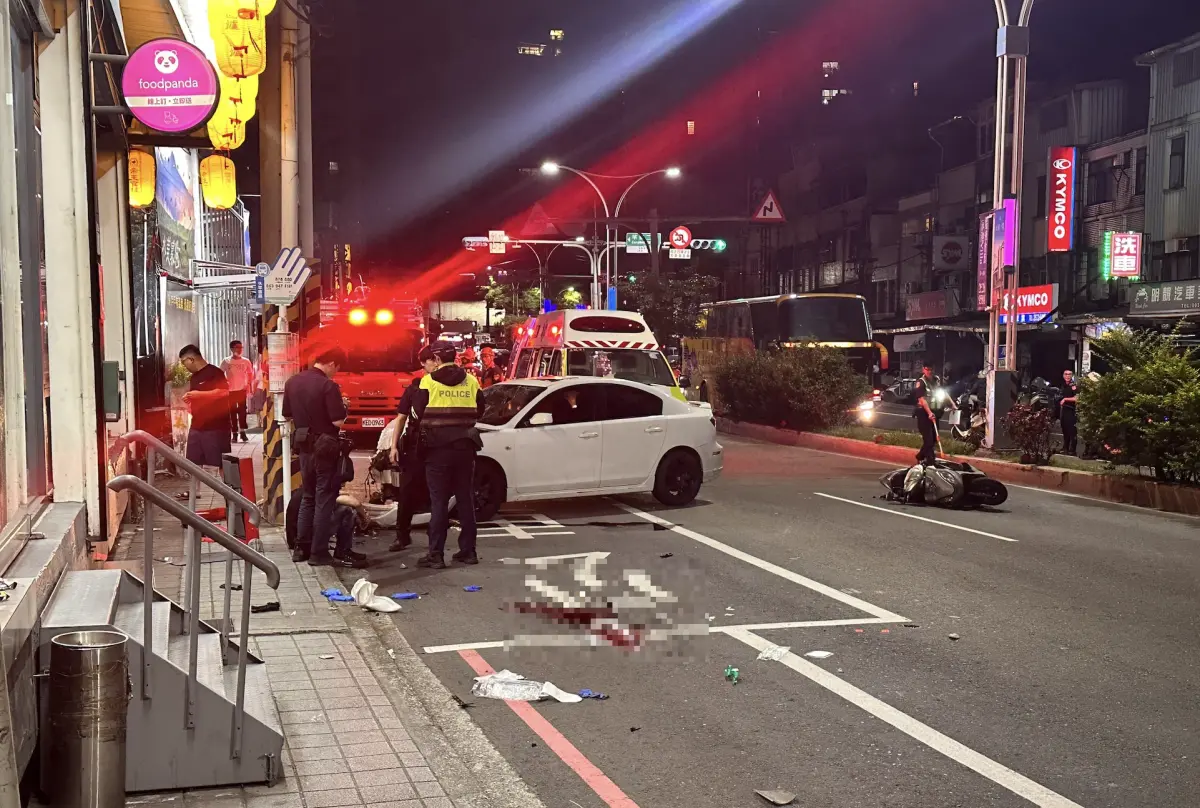 ▲10日晚間9時許，新北市淡水區一名37歲李姓男房仲，疑似因毒駕失控猛撞3台機車，釀1死2傷慘劇。檢方複訊後，11日諭知其以20萬元交保。（圖／翻攝畫面）