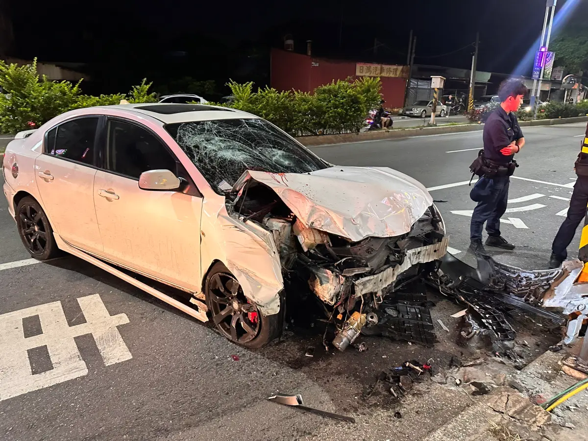 ▲10日晚間，新北淡水區中正東路一段81巷口，發生嚴重交通事故。一台小客車撞擊3台機車，釀1死2傷慘劇。（圖／翻攝畫面）
