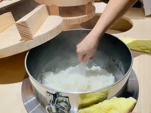 ▲使用日本「羽釜飯鍋」煮出「產地精米」靈魂白飯。（圖／記者蕭涵云攝）