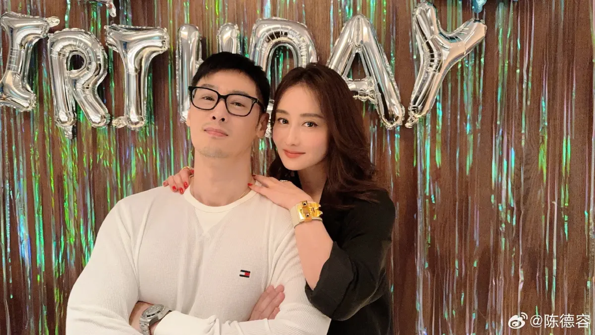 ▲50歲陳德容（右）與男子互動親密，外界猜測她疑似有新歡，該男子身分也被起底，是中國男演員亓航。（圖／陳德容微博）