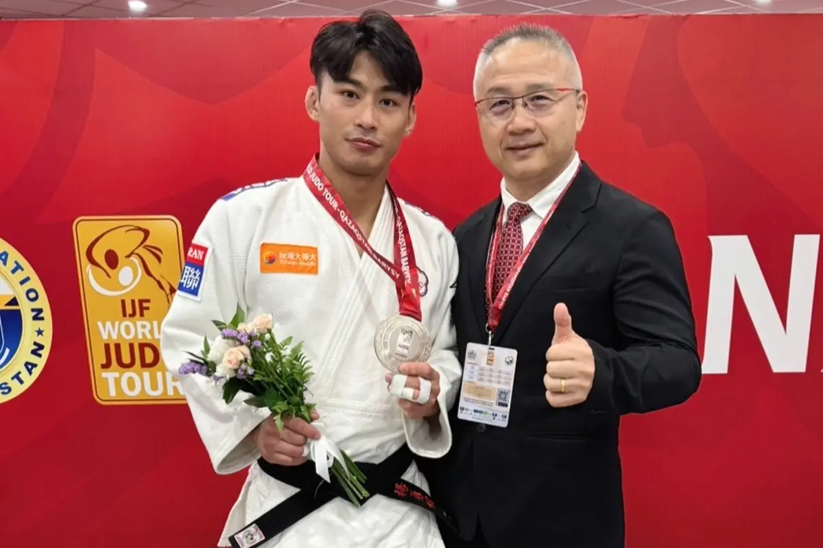 ▲楊勇緯在哈薩克大滿貫奪銀，創下本季最佳成績，賽後與教練劉文等合影留念。（圖／澄禹行銷提供）