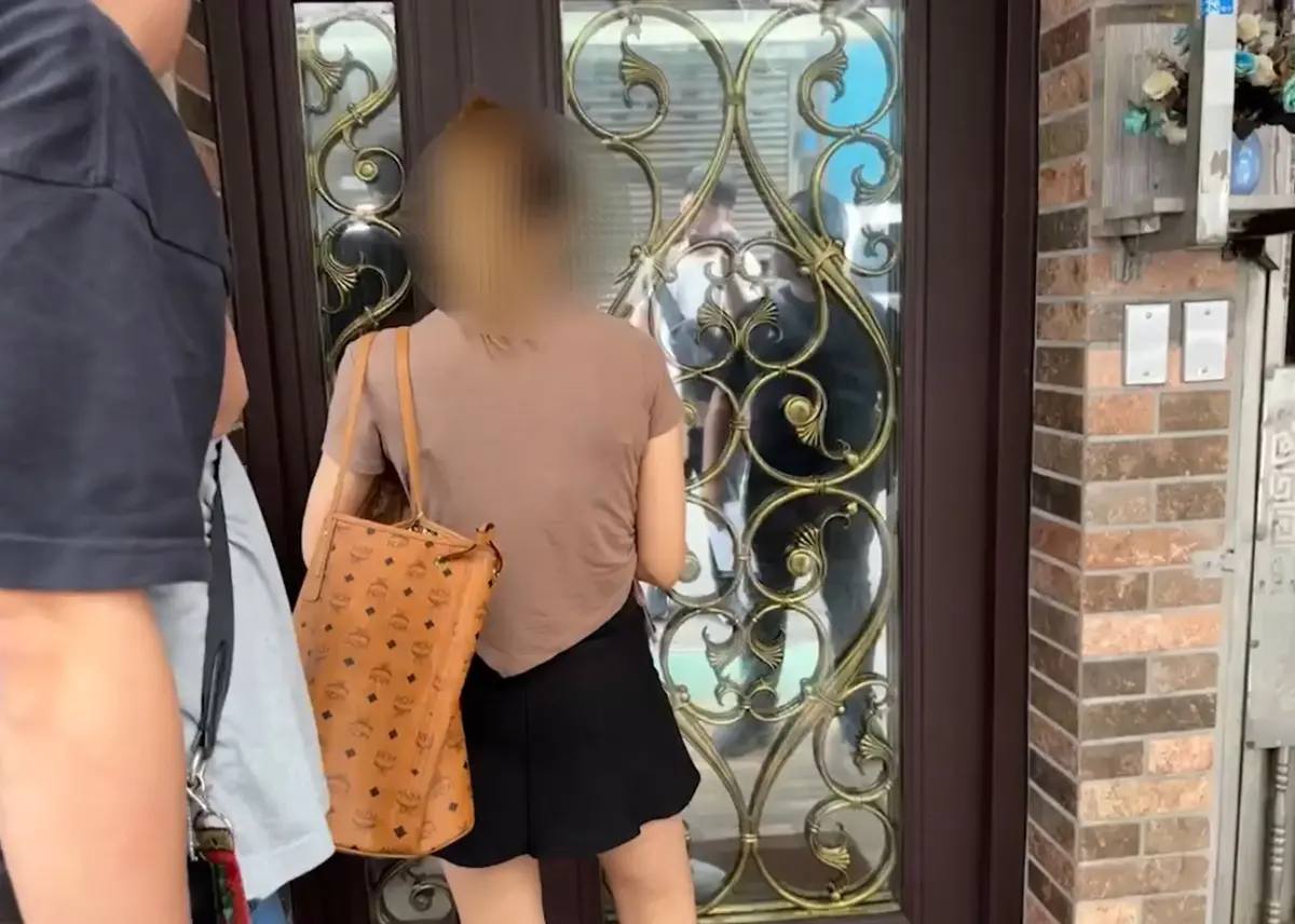 ▲「美魔女藥頭」葉姓女子落網，有多項毒品前科的43歲葉女，過去曾因毒被捕判刑17年，於去年才假釋出獄，販毒資歷至少15年，身家粗估將近1億。（圖／翻攝畫面）