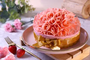 ▲台北老爺酒店推出外型如一大束康乃馨花的「花漾綻放」蛋糕，7吋售價1880元。（圖／台北老爺提供）