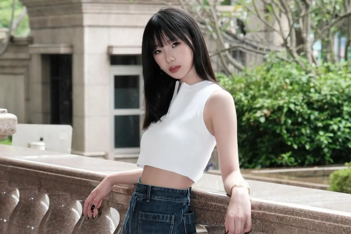 ▲小S大女兒Elly秀逆天長腿，展現超模的氣場，擺拍的地點是自家帝寶豪宅庭院，引起熱議。（圖／Elly IG）