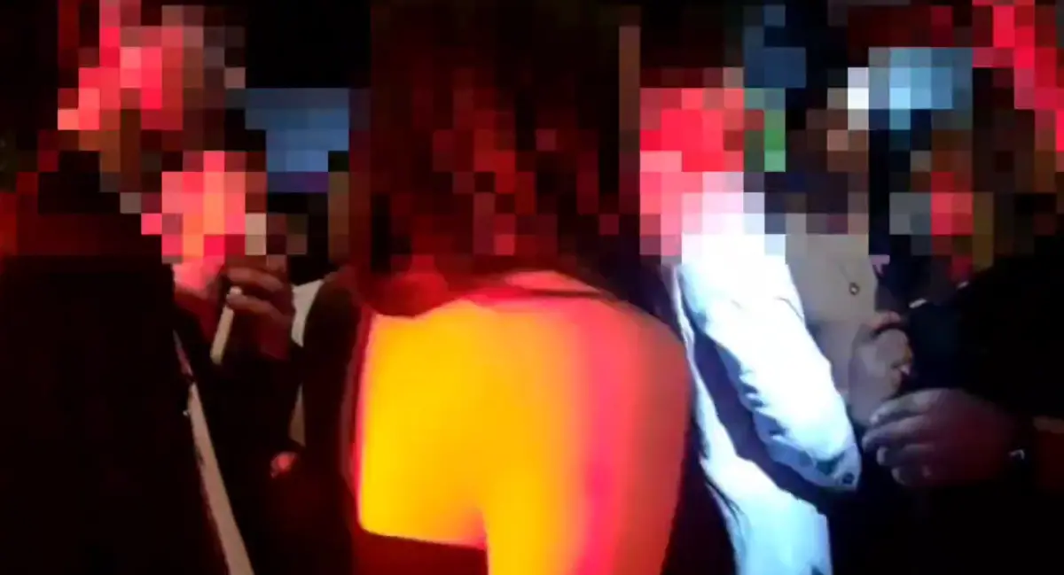 ▲網紅Mr.R（R哥）10日晚間信義區街頭「大撒幣」造成混亂，警方已蒐集相關事證，朝向公共危險及社會秩序法妨害安寧犯行偵辦。（圖／翻攝畫面）