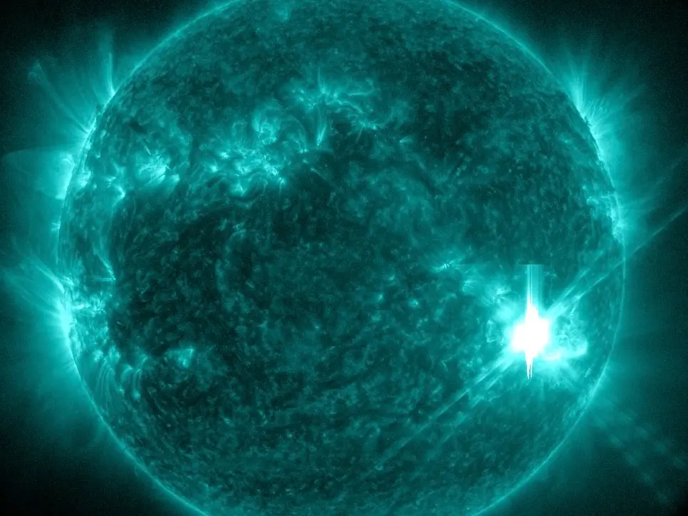 ▲強烈地球磁暴影響中，鄭明典曬圖分享又是一個強烈太陽閃焰發生。（圖／翻攝自鄭明典臉書）